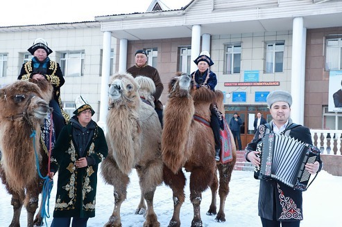 Талдыкорганцы приехали на голосование верхом на верблюдах.
